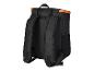 Un sac à dos noir avec des détails orange.