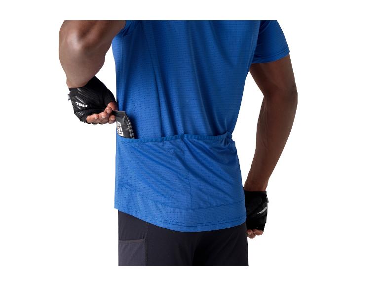 Homme en maillot de cyclisme bleu avec poches arrière, mettant une barre énergétique dans une poche.
