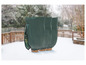 Trois housses vertes pour plantes dans la neige.