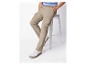 Pantalon cargo beige pour homme et baskets blanches.