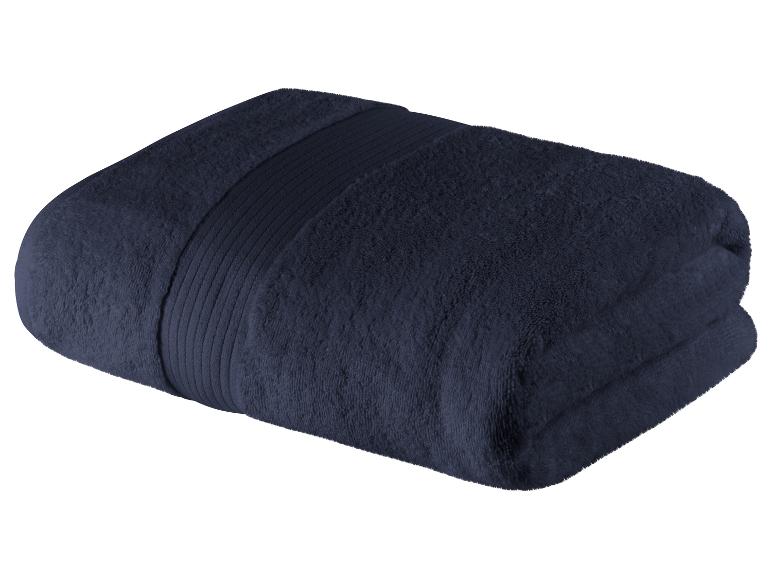 Serviette de bain bleu foncé, douce et moelleuse.