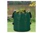 Un sac poubelle vert pour déchets de jardin rempli de feuilles.