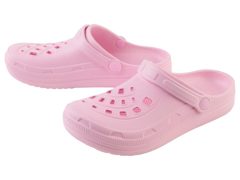 Deux sabots en plastique rose avec une sangle.