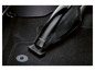 Un aspirateur Silvercrest noir sur un tapis foncé.