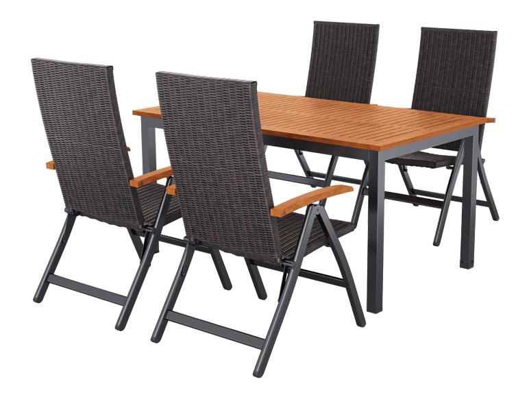 Ensemble de mobilier de jardin avec table en bois et quatre chaises pliantes en rotin.