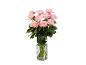 Bouquet de roses roses dans un vase en verre sur fond noir.