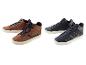 Deux paires de baskets : une paire marron avec des lacets bleus et une paire bleue avec des lacets noirs.