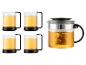 Théière en verre avec infuseur et quatre tasses à thé en verre assorties.