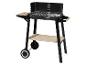 Barbecue sur chariot noir avec étagères en bois et roulettes.