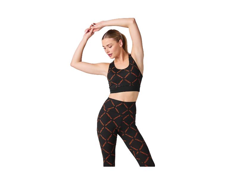 Femme en tenue de sport, brassière de sport noire et leggings à motifs.