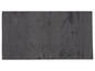 Un tapis gris foncé et moelleux.