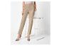 Pantalon beige à boutons pour femme et escarpins gris.