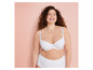 Une femme porte un soutien-gorge et une culotte blancs.