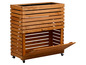 Une jardinière en bois avec un compartiment de rangement sur roulettes.