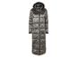 Un long manteau d'hiver gris à capuche.