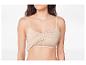 Femme portant un soutien-gorge beige à bretelles et un haut croisé.