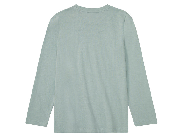 Un t-shirt à manches longues bleu clair.