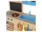 Cuisine jouet en bois avec tableau noir, évier bleu, plaque de cuisson et ustensiles.