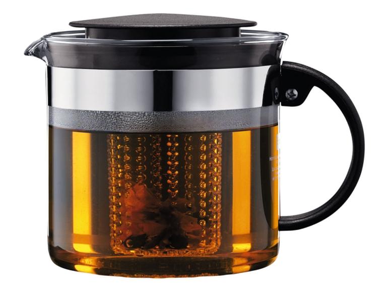 Théière en verre avec couvercle et poignée noirs, remplie de thé ambré et d'un infuseur.