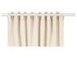 Rideaux beiges accrochés à une tringle.