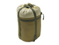 Un sac de couchage vert emballé dans un sac de rangement à cordon.