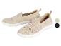 Baskets beige slip-on avec semelle blanche.