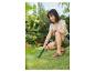 Femme utilisant un détecteur de métaux dans le jardin.