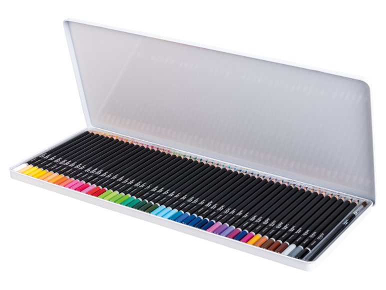Une boîte métallique blanche ouverte remplie de deux rangées de crayons colorés, classés par couleur.