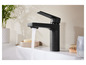 Un robinet de lavabo noir au design élégant, avec de l'eau qui coule.