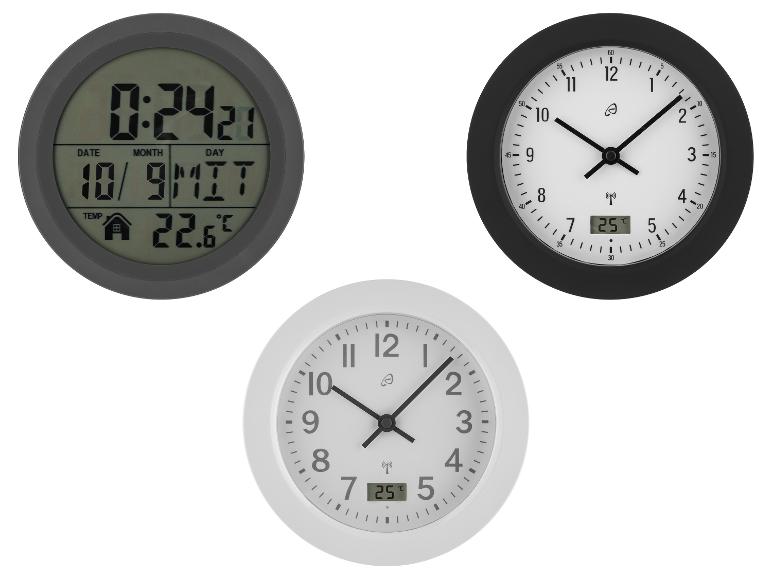 Trois horloges murales : une digitale et deux analogiques, affichant l'heure et la température.