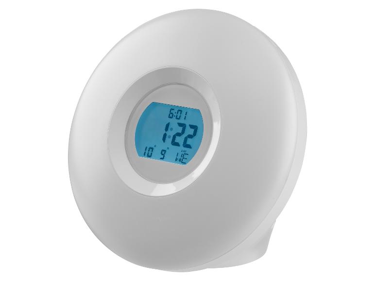 Réveil numérique blanc avec écran bleu affichant 1h22, la date et la température.