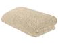 Une serviette de bain beige avec un motif géométrique.