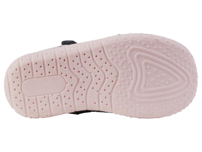 Semelle d'une basket rose avec un motif à carreaux.