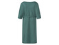Une longue robe vert foncé avec une ceinture.