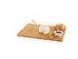 Fromage, noix et toasts sur une planche à découper en bois.