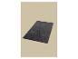 Tapis de bain gris foncé sur fond beige.