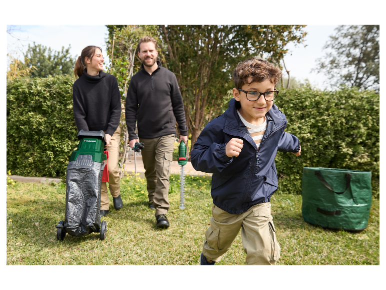 Famille utilisant des outils de jardinage Parkside.
