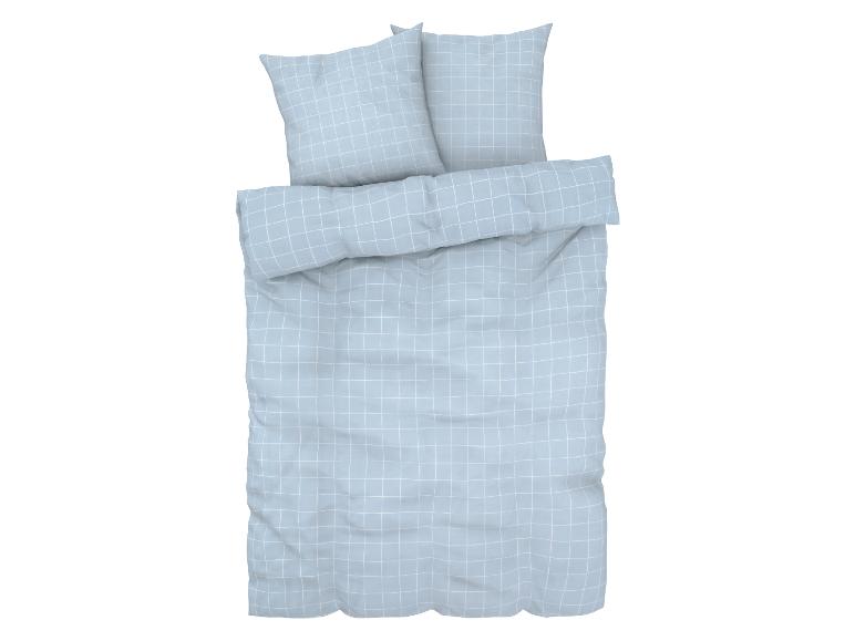 Une housse de couette bleu clair à carreaux blancs, y compris deux taies d'oreiller.