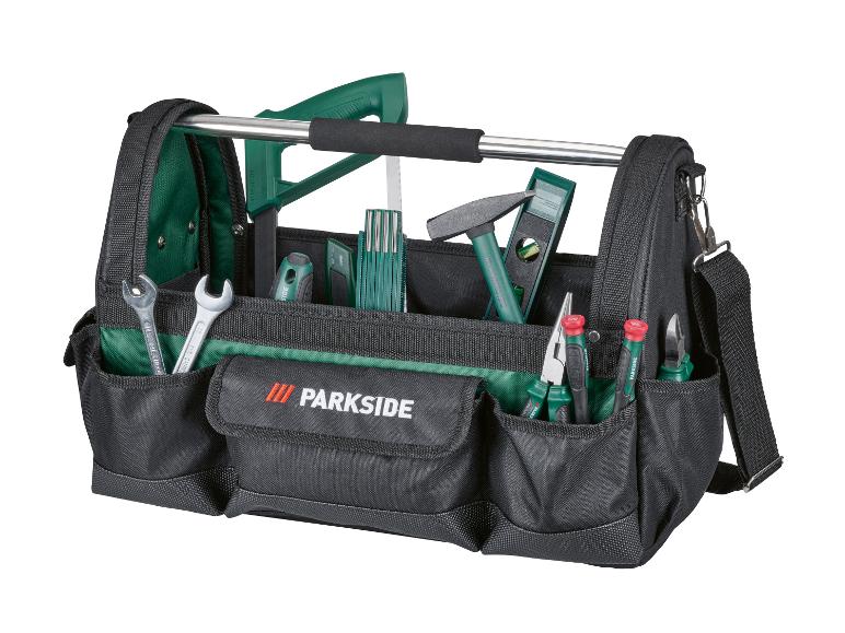 Sac à outils avec scie, clés, marteau, niveau à bulle et pinces.