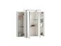Armoire de salle de bain blanche avec miroir, étagères en verre et éclairage LED, avec articles de toilette.