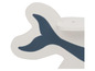 Un rocking-chair en bois blanc en forme de baleine avec une queue bleue.
