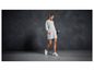 Une femme porte un sweat-shirt gris et des baskets blanches.