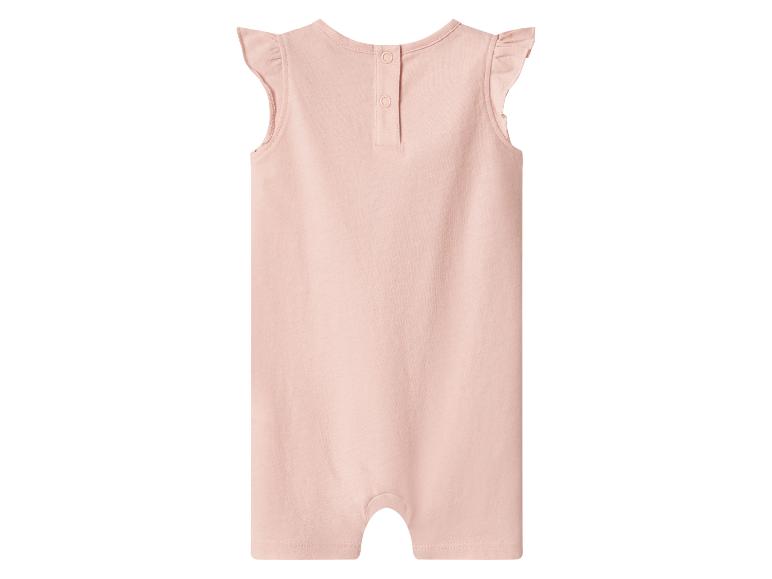 Barboteuse bébé rose avec volants aux manches et boutons au dos.
