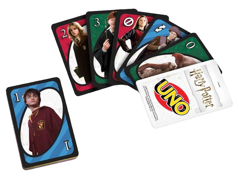 Jeu de cartes sur le thème de la magie avec des personnages et des chiffres.