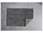 Tapis de bain gris foncé, texture épaisse.