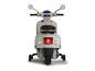 Un scooter électrique blanc pour enfants de style Vespa.
