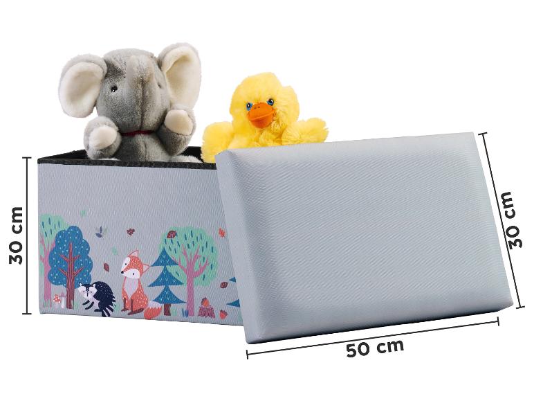 Un pouf de rangement gris avec un imprimé d'animaux de la forêt, contenant un éléphant et un canard en peluche.
