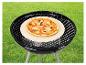 Pizza au barbecue sur pierre à pizza.