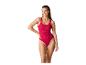 Femme souriante en maillot de bain une pièce rouge texturé.