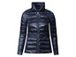 Une veste matelassée bleu marine avec une ceinture.